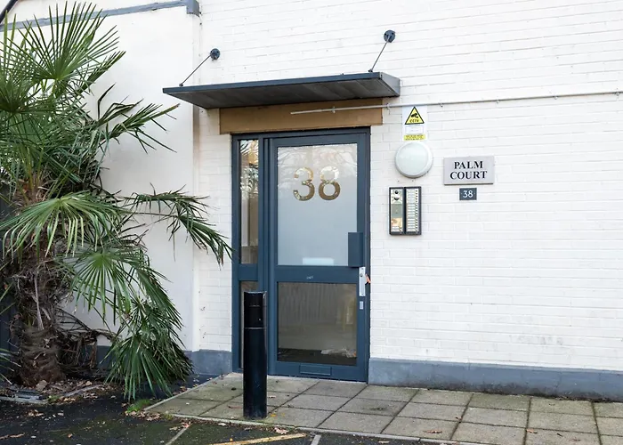 Palm Court Beachside Retreat: Cozy 2-Bedroom Flat in Bournemouth